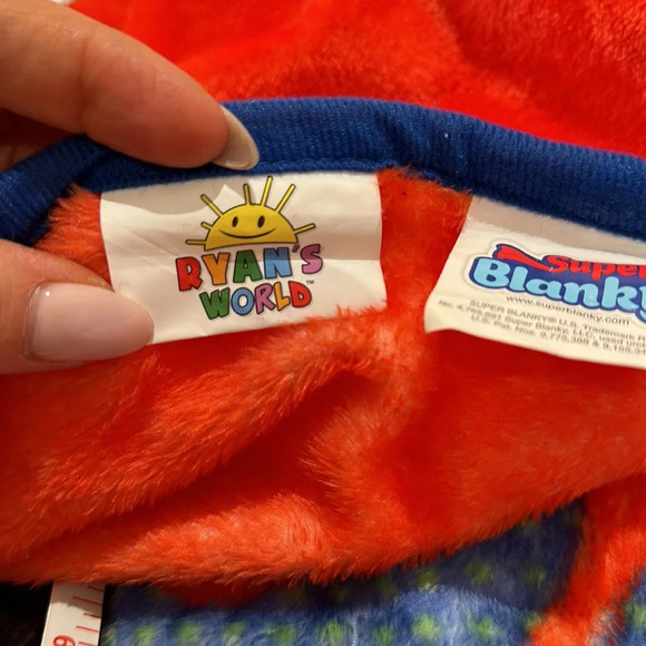 Kids plush blanket with pockets - Picture 4 of 5